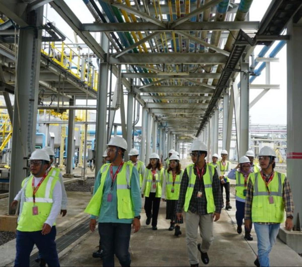 Setelah ruang kontrol, kami&nbsp; ke area luar tempat pengolahan. Tampak banyak pipa dengan beragam ukuran dan warna. Masing-masing pipa berisi komponen pendukung yang<br>dibutuhkan.