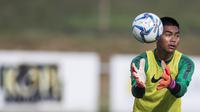 Kiper Timnas Indonesia, Kurniawan Ajie, menangkap bola saat latihan di Stadion UKM, Selangor, Senin (14/8/2017). Ini merupakan latihan terakhir jelang laga SEA Games melawan Thailand. (Bola.com/Vitalis Yogi Trisna)