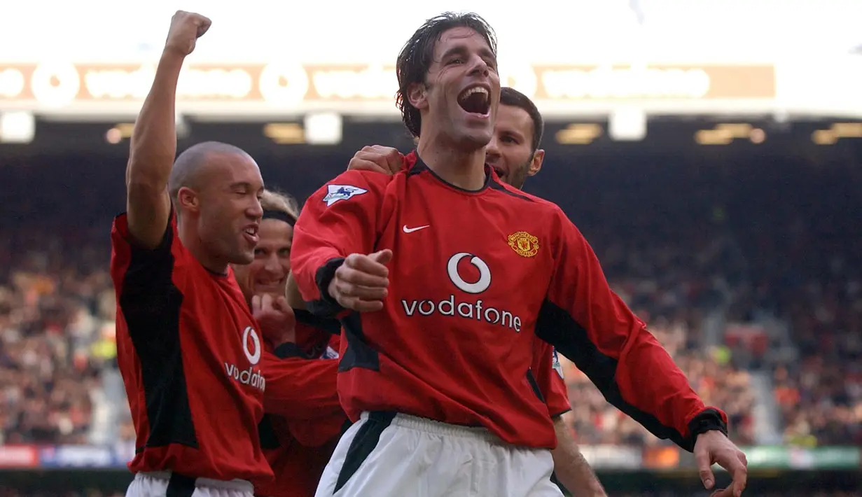 Ruud van Nistelrooy. Striker Belanda ini menjadi top skor Liga Inggris 2002/2003 dengan mencetak 25 gol, unggul 1 gol dari Thierry Henry (Arsenal). Manchester United meraih gelar Liga Inggris usai mengoleksi 83 poin, unggul 5 poin dari Arsenal sebagai runner-up di klasemen akhir. (AFP/Paul Barker)
