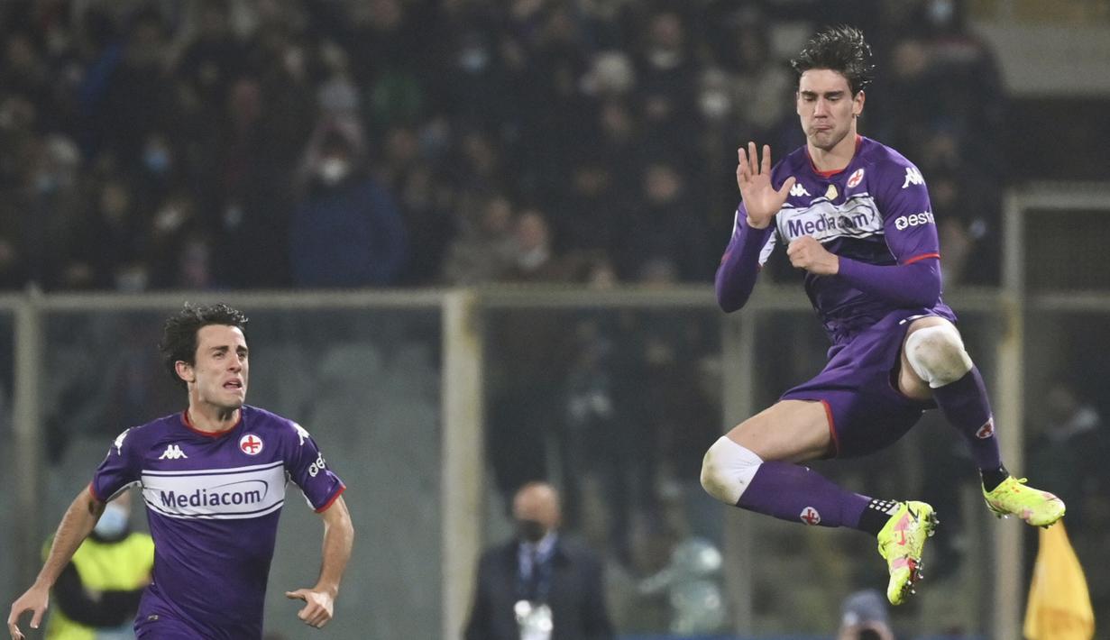 Siapa yang tak kenal Dusan Vlahovic. Dua golnya ke gawang AC Milan membuat Fiorentina lolos dari kekalahan. Pemain Serbia yang berumur 21 tahun tersebut di musim ini sudah 13 kali bermain dan mencetak 10 gol. (AP/LaPresse/Massimo Paolone)