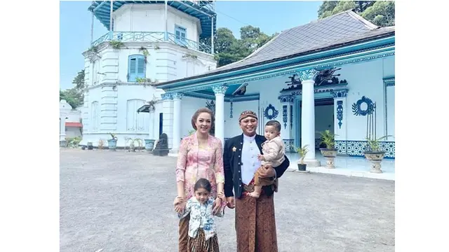 1. Reisa Broto Asmoro menikah dengan Kanjeng Pangeran Tedjoningrat Broto Asmara pada tahun 2012.