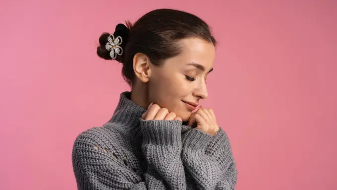 Tips Menata Low Sleek Bun dalam 5 Menit, Gaya Rambut Simpel Anti Badai untuk Aktivitas Padat