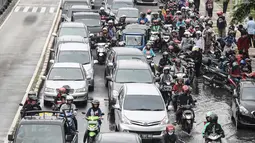 Sejumlah kendaraan terjebak saat mencoba melintas genangan banjir di Jalan Gunung Sahari, Jakarta, Kamis (21/4/2016). Hujan yang mengguyur Jakarta sejak tadi malam membuat beberapa ruas jalan Jakarta tergenang banjir. (Liputan6.com/Faizal Fanani)