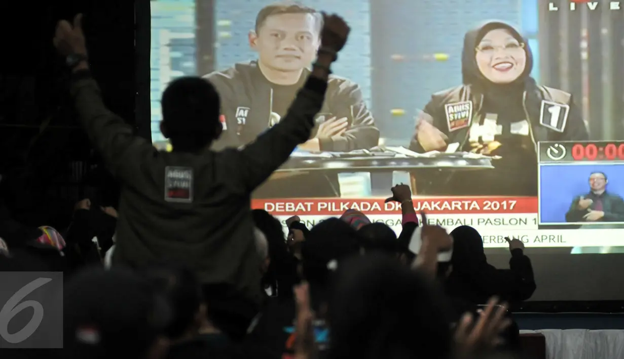 Pendukung pasangan Agus - Sylvi saat nobar debat Cagub di Wisma Proklamasi, Jakarta, Jumat (27/1). Tim Pemenangan AHY-Sylvi menggelar nobar debat Cagub DKI 2017. (Liputan6.com/Yoppy Renato)