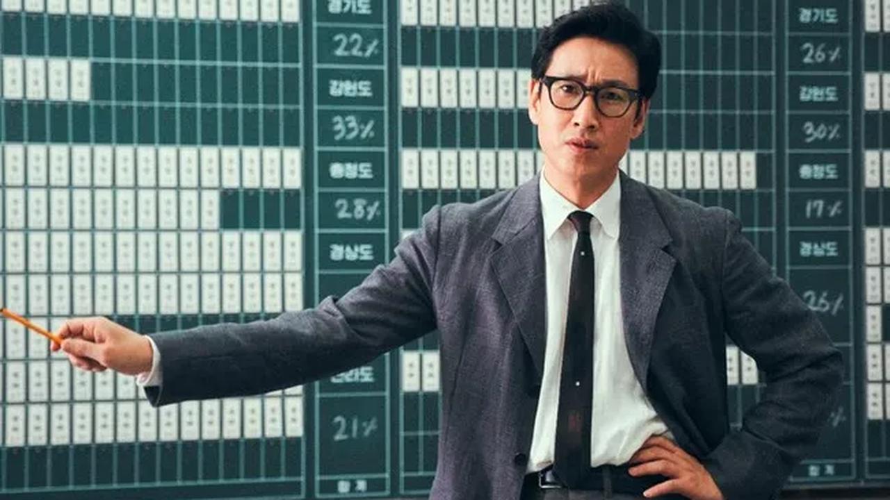 Lee Sun Kyun, lahir pada 2 Maret 1975, memulai karir aktingnya melalui klub drama kampus.