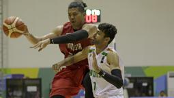 Valentino Wuwungan berduel dengan Bukankere Khrisne Gowda asal India pada turnamen invitasi sebagai ajang test event Asian Games 2018 di Hall Basket Senayan pada Jumat (9/2/2018) (Bola.com/Peksi Cahyo)