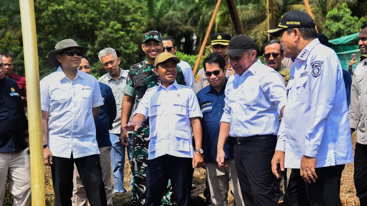 Menteri ESDM Bahlil Lahadalia saat meninjau langsung minyak rakyat di Desa Mekar Sari, Sumatera Selatan