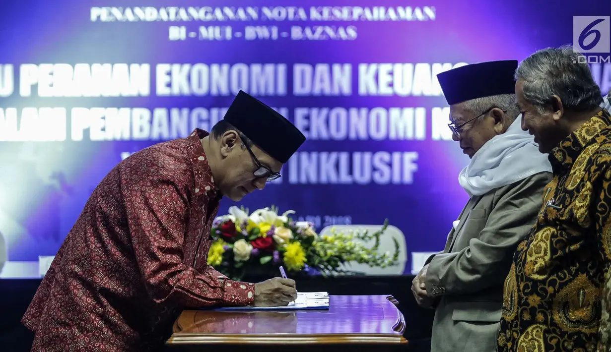 Gubernur Bank Indonesia (BI) Agus Martowardoyo menandatangani nota kesepahaman (Mou) dengan MUI, Baznas, dan BWI di Gedung MUI, Jakarta, Rabu (24/1). (Liputan6.com/Faizal Fanani)
