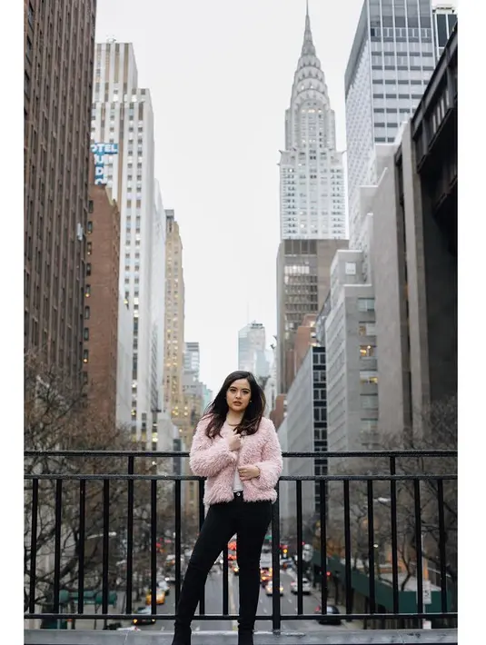 Kalau yang satu ini, Tasya memakai baju hangat berbulu berwarna pink. Tak macam-macam, Tasya hanya memadukannya dengan celana panjang hitam. Simple kan? (Instagram/tasyakamila)
