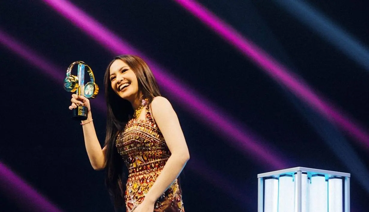 Sejak kemunculannya di ajang Indonesia Idol, sosoknya memang sudah mencuri perhatian. Dalam ajang seleksi, sudah banyak mendapatkan dukungan meski ia tidak mendapatkan juara 1. Namun setelah dari ajang tersebut, kini kariernya di dunia tarik suara semakin meroket. (Liputan6.com/Instagram/mahaliniraharja)