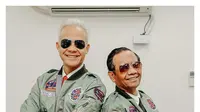 Keduanya mengenakan bomber jaket warna hijau dari timechineco. Jaket bomber seharga Rp749 ribu ini ditambah dengan berbagai patch. [Foto: IG/@ganjar_pranowo & X/@ganjarpranowo]