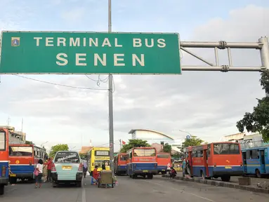   Sejumlah mikrolet menunggu penumpang di Terminal Senen, Jakarta, Selasa (25/10). Dishubtrans DKI Jakarta kaji kembali revitalisasi Terminal Senen terkait rencana mengintegrasikan dengan Pasar Senen Blok III. (Liputan6.com/Yoppy Renato)