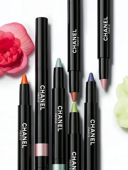 Perindah lirikan mata dengan yang PENSIL EYESHADOW-EYELINER-KOHL 3-IN-1. Palet bernuansa cerah dan semarak dengan sentuhan akhir multiwarna, kilau ala mutiara, dan bercahaya. Lebih ekspresif berkelana dan semakin berani berfantasi. [ Foto dok Chanel ]