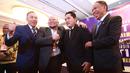 Dua calon ketua PSSI, Erick Thohir dan La Nyalla Mahmud Mattalitti, berjabat tangan saat Kongres Luar Biasa (KLB) PSSI di Hotel Shangri-La, Jakarta Pusat pada Kamis (15/2/2023). (Bola.com/M Iqbal Ichsan)