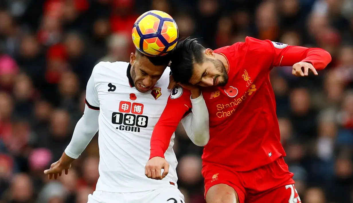 Pemain Liverpool, Emre Can (kanan), berduel dengan pemain Watford, Etienne Capoue, di Stadion Anfield pada laga lanjutan Premier League 2016-2017, Minggu (6/11/2016). (Action Images via Reuters/Jason Cairnduff)