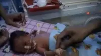 Si bayi cantik itu lahir bukan di bidan atau di rumah sakit, melainkan di dalam gerbong kereta api.