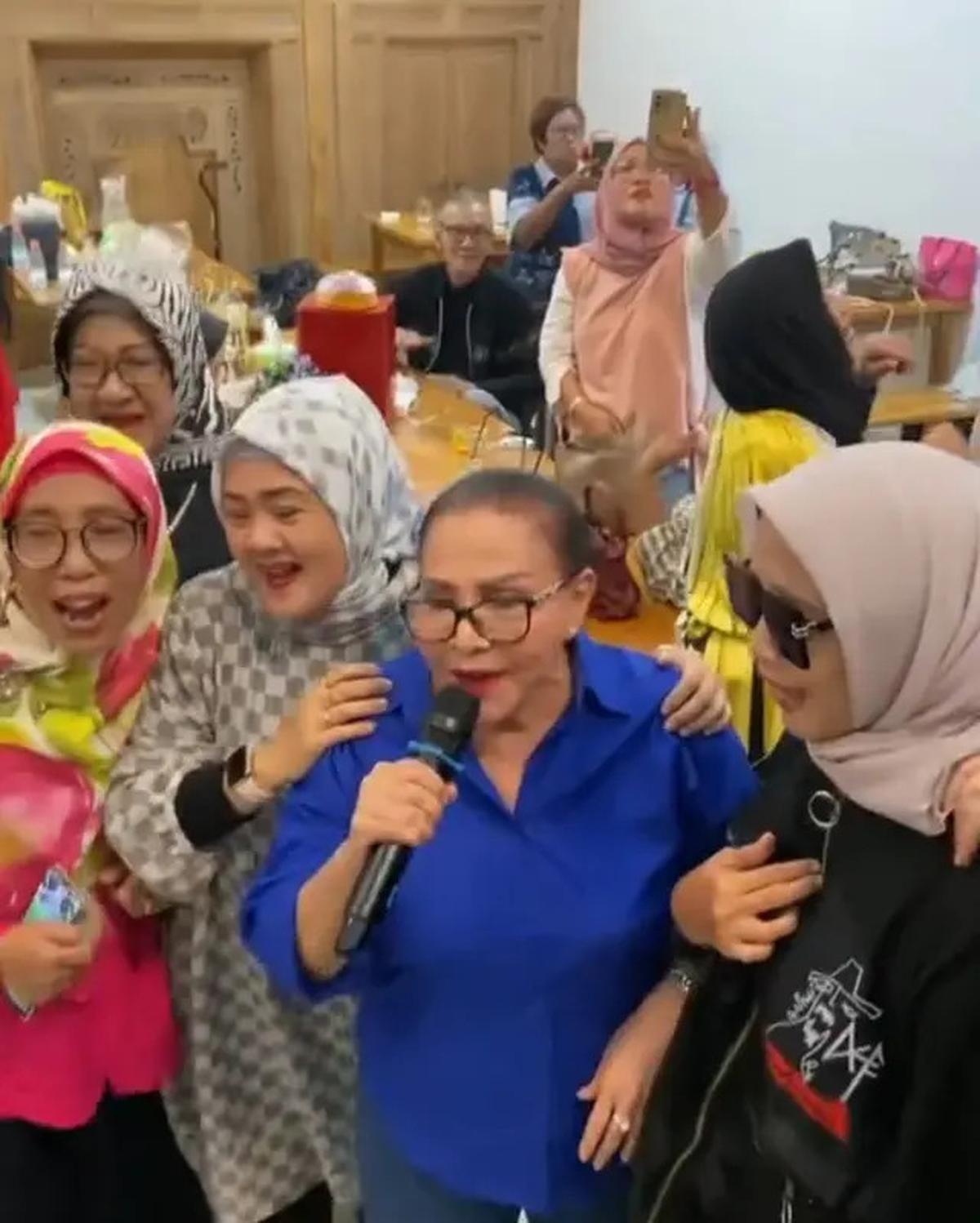 7 Potret Terbaru Mpok Atiek Genap Usia 69 Tahun, Tampil Bak Ratu di Hari Ultah