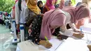 Mahasiswa melakukan registrasi untuk mengikuti acara EMTEK Goes To Campus (EGTC) 2017 di Universitas Negeri Semarang, Rabu (5/4). EMTEK Goes To Campus 2017 di Universitas Negeri Semarang digelar pada Rabu - Kamis, 5 - 6 April. (Liputan6.com/Yoppy Renato)