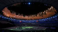 Pesta pembukaan Olimpiade Rio 2016 ditutup dengan penyalaan kaldron dan kembang api di Stadion Maracana. (REUTERS/Andrew Boyers)