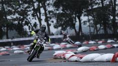 Natthapat Suksanwatt, pebalap asal Thailand berakselerasi pada ajang FIM Asia Supermoto 2016 di Kompleks Stadion Kanjuruhan, Malang, Sabtu (8/10/2016) (Bola.com/Reza Bachtiar)