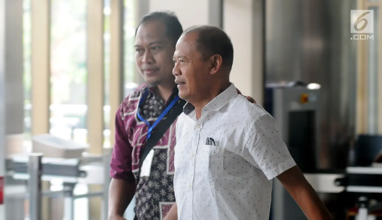 Terpidana kasus korupsi pembangunan RS Pendidikan Universitas Udayana mantan Kepala Biro Administrasi Umum dan Keuangan di Universitas Udayana, Made Meregawa (kanan) usai menjalani pemeriksaan di KPK, Jakarta, Senin (23/7). (Merdeka.com/Dwi Narwoko)
