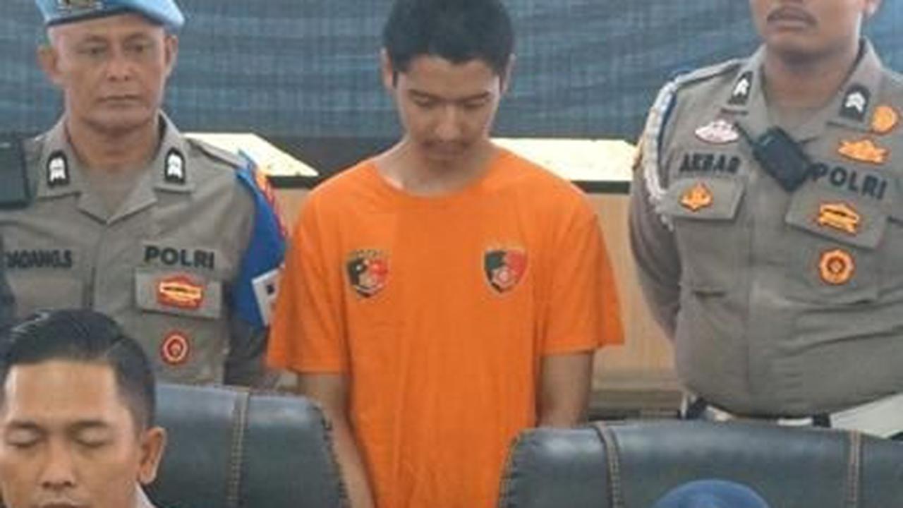 Ekspresinya kali ini tampak berbeda ketika melakukan KDRT terhadap istrinya. Saat itu dia terlihat galak dan beringas.