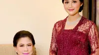 Erina Gudono mengunggah potret berkebaya merah dan berpose dengan ibu mertua sekaligus Ibu Negara, Iriana Jokowi. Foto ini panen pujian netizen. (Foto: Dok. Instagram @mayrindra)