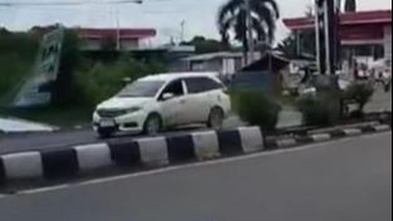 Terlihat mobil melaju kencang dengan kondisi mobil nyaris rusak saat melaju kencang.