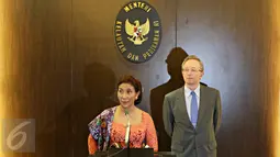 Menteri Kelautan dan Perikanan Susi Pudjiastuti (kiri) bersama Duta Besar Rusia untuk Indonesia Mikhail Galuzin saat memberikan keterangan pers terkait kerja sama kelautan Indonesia dan Rusia, Jakarta, Rabu (21/10/2015). (Liputan6.com/Immanuel Antonius)