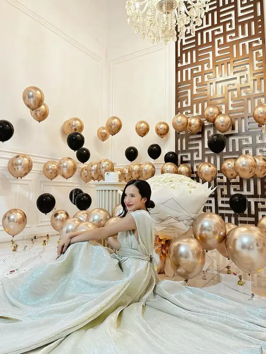 Kolom komentar unggahan Beby pun banjir pujian dan ucapan selamat dari penggemar. Selamat ulang tahun Beby!  [@bebytsabina]