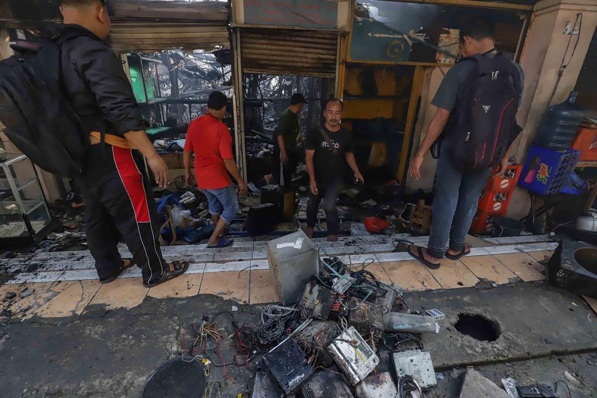 FOTO: Pedagang Taman Puring Mencari Sisa Dagangan Usai Kebakaran Besar