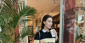 Aaliyah Massaid tampil begitu casual dengan polo lengan panjang dipadukan dengan celana kulot. Sebuah OOTD yang tampak begitu nyaman dikenakan. [Foto: Instagram/ Aaliyah Massaid]