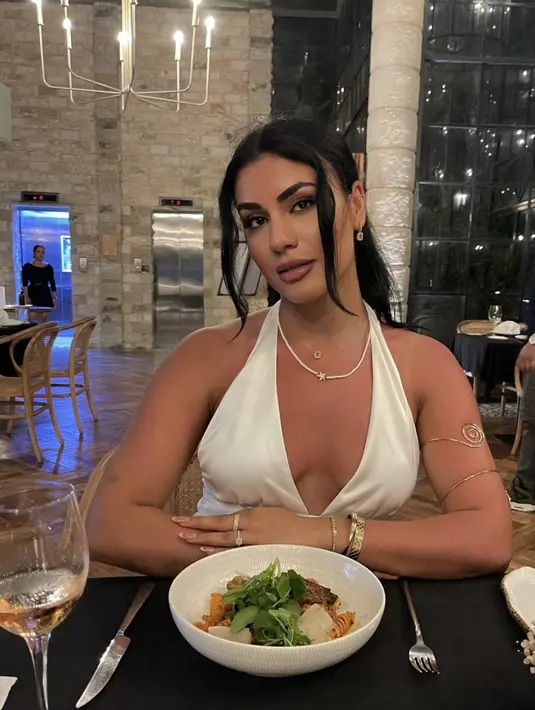 Dalam balutan halter neck dress bernuansa putih, mina menambahkan aksesori kalung mutiara yang begitu memikat. [Foto: Instagram/ x.m.m.8]