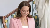 Tampil memesona dengan rambut panjangnya yang disisipkan ke belakang telinga, Kate Middleton hadirkan pesona sederhana yang tak terbantahkan. [Foto: Instagram/ Kate_Middleton_Royal]