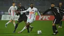 Gelandang Paris Saint-Germain (PSG) Georginio Wijnaldum (tengah) berebut bola dengan bek klub divisi empat, Vannes OC, Marcin Duclovel dalam babak 32 besar Piala Prancis di Stade de la Rabine, Selasa (4/1/2021) dini hari WIB. PSG menang 4-0 lewat hattrick Kylian Mbappe. (LOIC VENANCE/AFP)