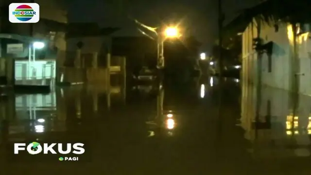 Tidak hanya menggenangi jalan, banjir juga merendam ratusan rumah warga dan membuat sejumlah kendaraan yang nekat melintas mogok.