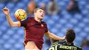 Pemain AS Roma, Edin Dzeko menyundul bola saat berduel dengan pemain Hellas Verona pada lanjutan liga Italia Serie A di Stadion Olympico, Roma, Minggu (17/1/2016). (AFP Photo/Filippo Monteforte)