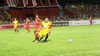 Alberto Goncalves saat berebut bola dengan pemain Semen Padang (Liputan6.com/Indra Pratesta)