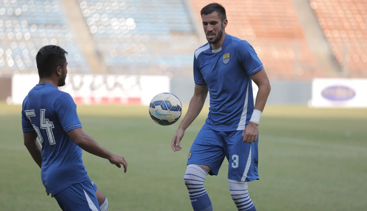 Bek Persib, Vladimir Vujovic menerima umpan saat berlatih jelang laga final Piala Presiden 2015 menghadapi Sriwijaya FC di Stadion Utama Gelora Bung Karno, Jakarta, Sabtu (17/10/2015). (Bola.com/Vitalis Yogi Trisna)