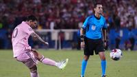 Lionel Messi melepaskan tembakan dari situasi tendangan bebas yang berbuah gol bagi Inter Miami dalam pertandingan melawan FC Dallas pada laga 16 besar Leagues Cup 2023 di Toyota Stadium, Texas, Senin (7/6/2023) pagi WIB. (Alex Bierens de Haan/Getty Images/AFP
Alex Bierens de Haan / GETTY IMAGES NORTH AMERICA / Getty Images via AFP)