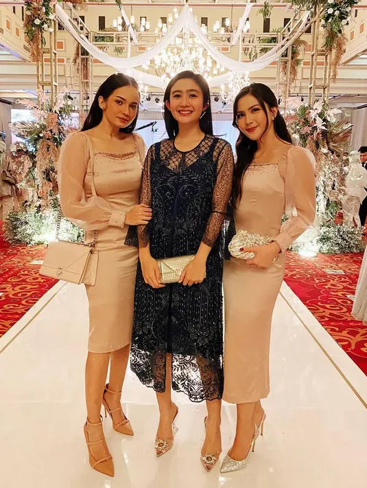 Kondangan bersama bestie. Jessica Mila tampil kompak dengan Enzy Storia mengenakan gaun yang sama bernuansa rose gold, sedangkan Febby Rastanty tampil menawan dengan dress berwarna biru navy. Foto: Instagram.