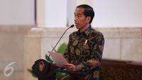 Presiden Joko Widodo (Jokowi) menyampaikan sambutan saat penyerahan Daftar Isian Penyelenggaraan Anggaran (DIPA) 2017 dan Anugerah Dana RAKCA 2016 bagi Daerah Berkinerja Baik di Istana Negara, Jakarta, Rabu (7/12). (Liputan6.com/Faizal Fanani)