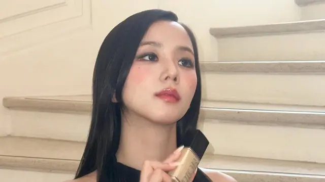 Lip Combo ala Jisoo BLACKPINK di Paris Fashion Week, Rahasia Bibir Fresh dan Plumpy Natural