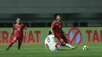 Pemain Timnas Indonesia, Riko Simanjuntak (kiri) dan Septian David berebut bola dengan pemain Korea Selatan U-23 pada laga uji coba di Stadion Pakansari, Bogor, (23/6/2018).  Indonesia U-23 kalah 1-2 dari Korea U-23. (Bola.com/Nick Hanoatubun)