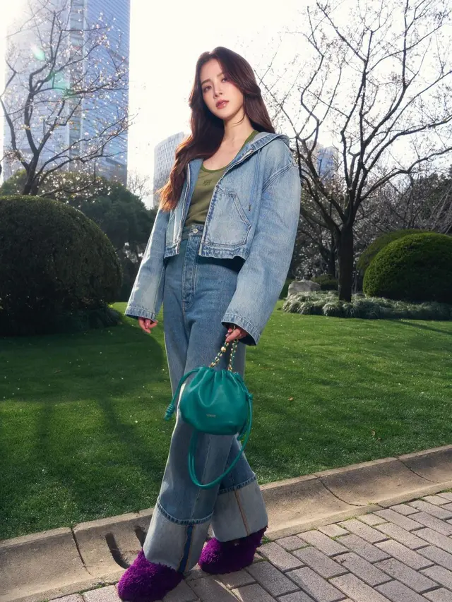8 Inspirasi Outfit Denim yang Fashionable dari Baifern Pimchanok, Bisa Buat Ngedate hingga Ngampus
