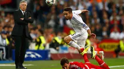 Bek kanan Real Madrid, Daniel Carvajal, berusaha melompati Mario Mandzukic (Bayern Munich) saat bertarung di laga pertama semifinal Liga Champions di Stadion Santiago Bernabeu, Madrid, Spanyol (24/4/2014). (REUTERS/Michael Dalder)