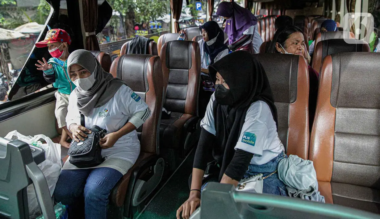 <p>Sejumlah pemudik menaiki bus tujuan mereka saat mudik bareng gratis BUMN di kawasan Jakarta, Rabu (27/4/2022). Program mudik gratis merupakan salah satu solusi untuk mengantisipasi potensi kepadatan lalu lintas pada masa Lebaran.(Liputan6.com/Faizal Fanani)</p>