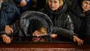 Nadia menangisi peti mati putranya Oleg Kunynets, seorang prajurit militer Ukraina yang terbunuh di bagian timur negara itu, saat pemakamannya di Lviv, Ukraina, 7 Februari 2023. Memasuki hari ke-350 invasi Rusia ke Ukraina, korban jiwa terus berjatuhan di antara kedua belah pihak yang berseteru. (AP Photo/Emilio Morenatti)