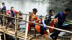 Tim penyelamat mengangkat jenazah salah satu korban perahu tenggelam di Setu Cikaret, Cibinong, Bogor, Jabar, (4/8/2014). (ANTARA FOTO/Jafkhairi)
