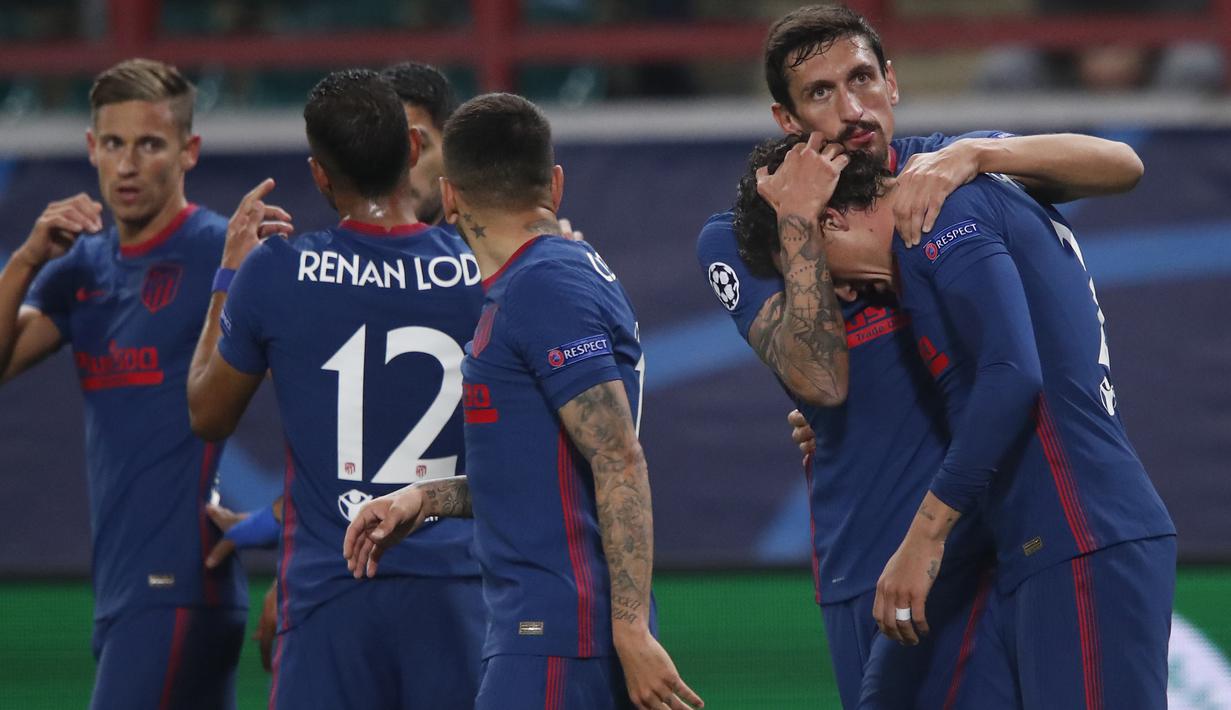 Pemain Atletico Madrid merayakan gol yang dicetak Jose Gimenez ke gawang Lokomotiv Moscow pada laga lanjutan Liga Champions 2020/2021di Stadion Lokomotiv, Rabu (4/11/2020) dini hari WIB. Atletico Madrid bermain imbang 1-1 melawan Lokomotiv Moscow. (AFP/Maxim Shemetov/pool)